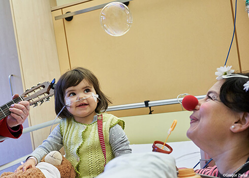 H2O GmbH is giving the gift of laughter: Christmas donation to “Red Noses International”